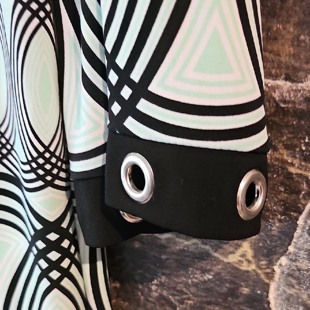 JM Collection Black and White Graphic Tunic Blouse - Picture 5 of 6
